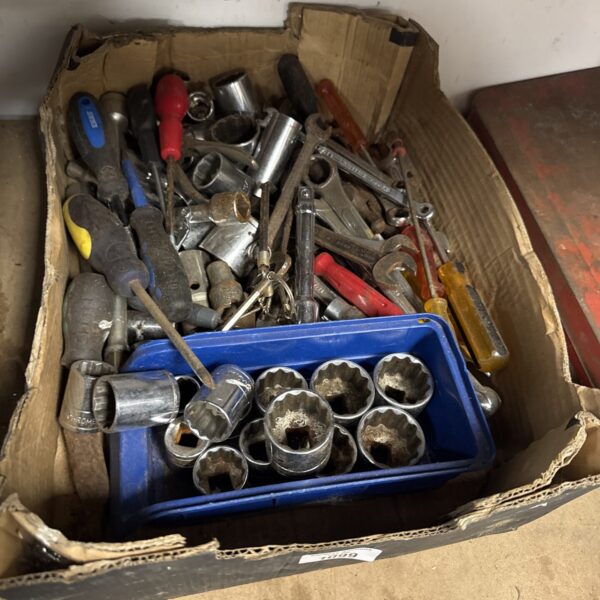 Assorted spanners and sockets in a plastic tray.