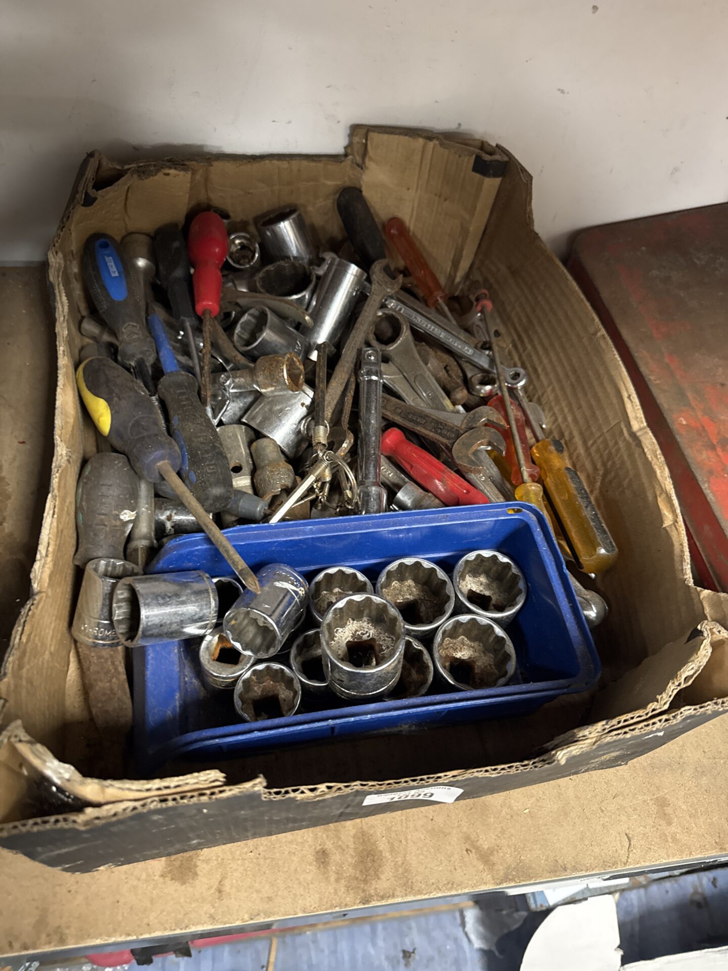 1099 Tray of assorted tools, sockets & spanners