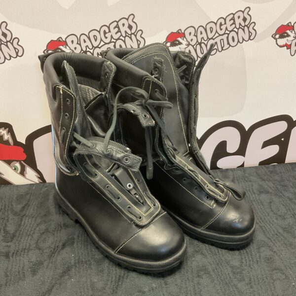 Front view of pre-owned Windtex size 10 boots.