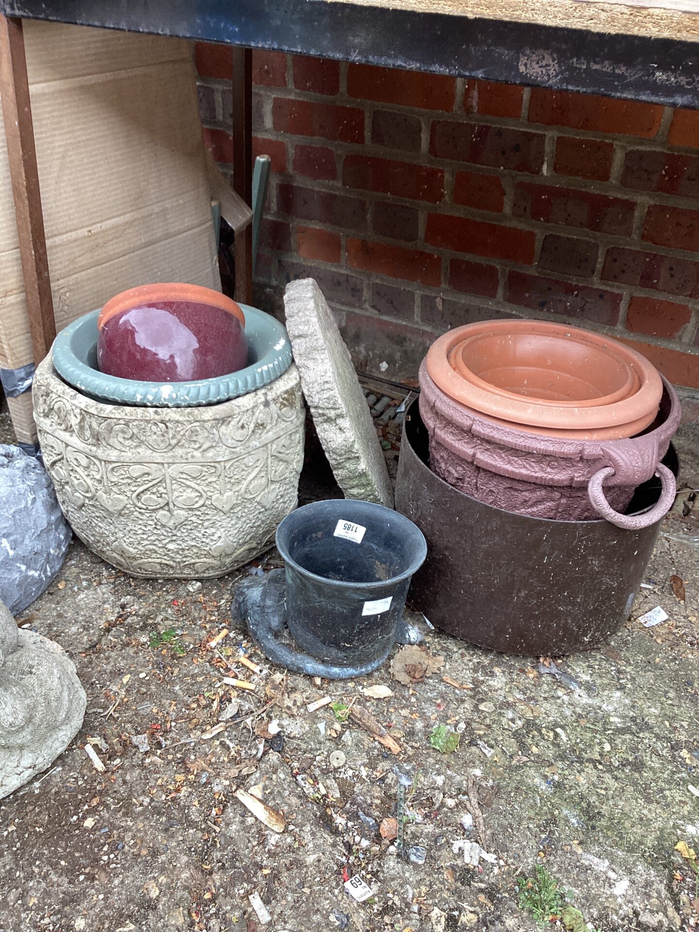 1191 Quantity of garden planters