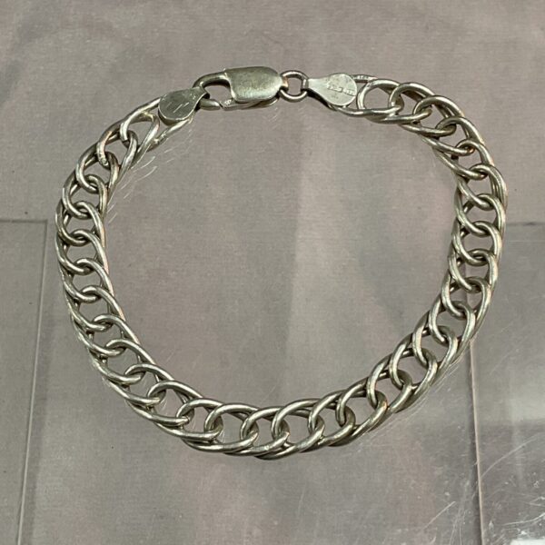 Close-up of a 925 silver link bracelet with interlocking links.