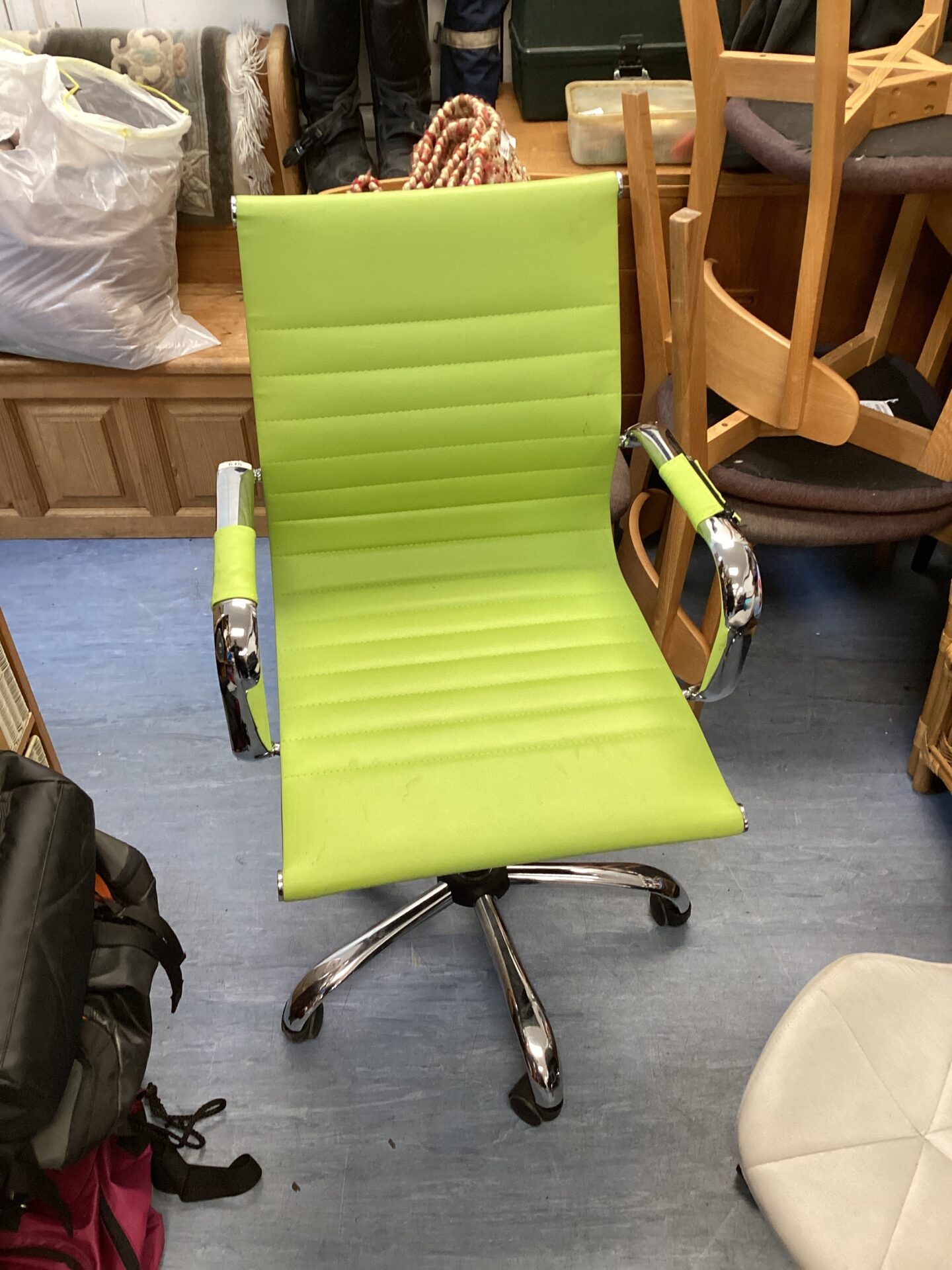 615 Chrome & leather office swivel chair