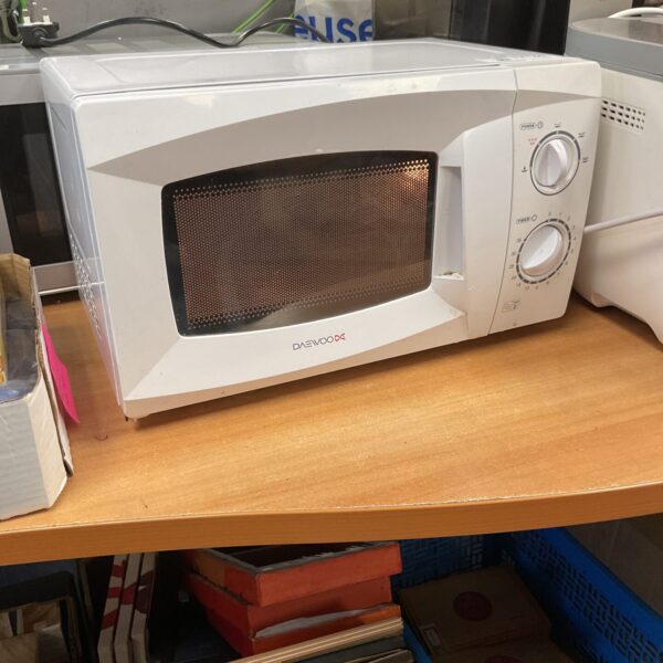 Daewoo EM720 microwave, a vintage kitchen appliance.