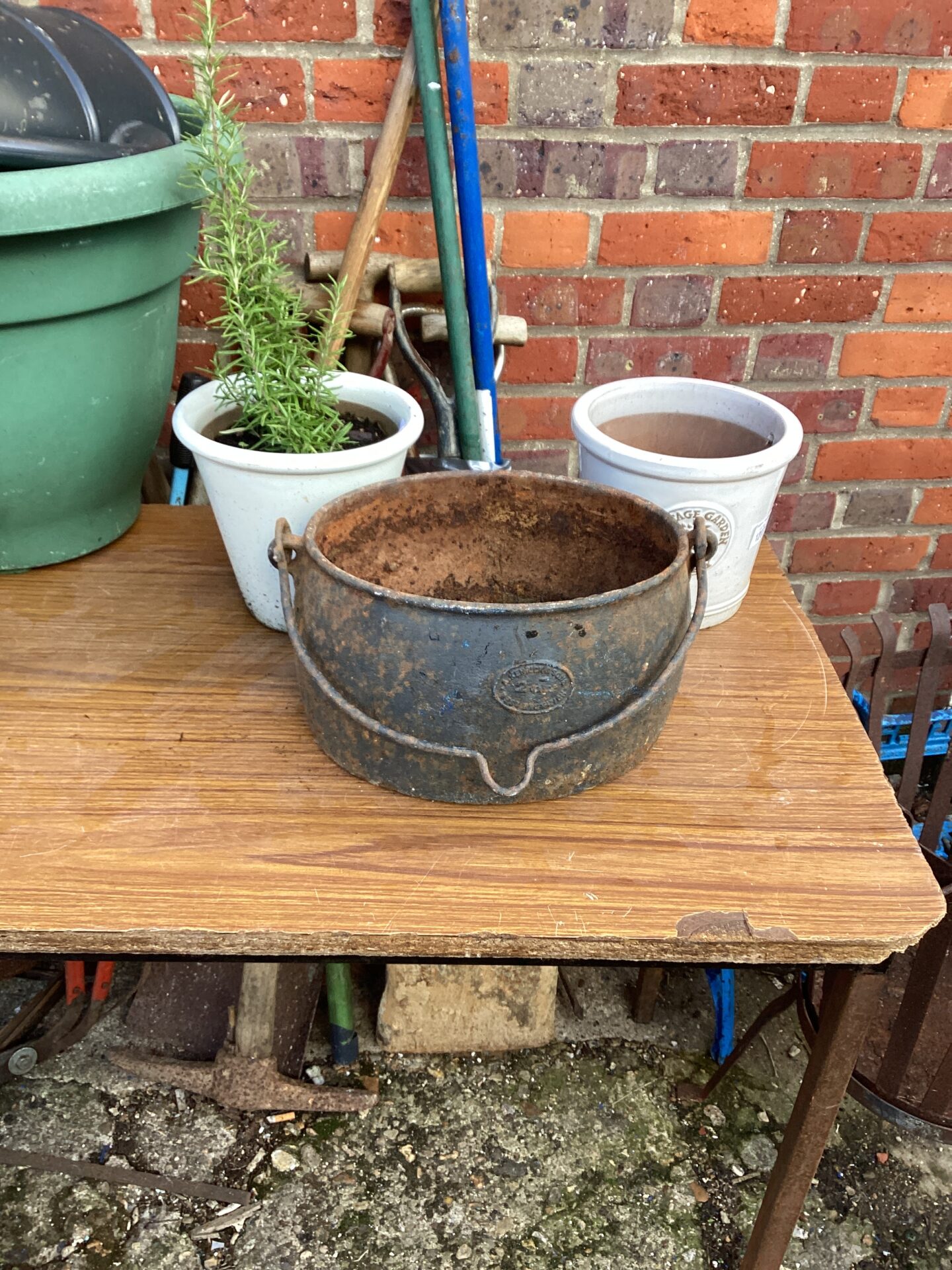 1207 Cast iron pot with two flower pots