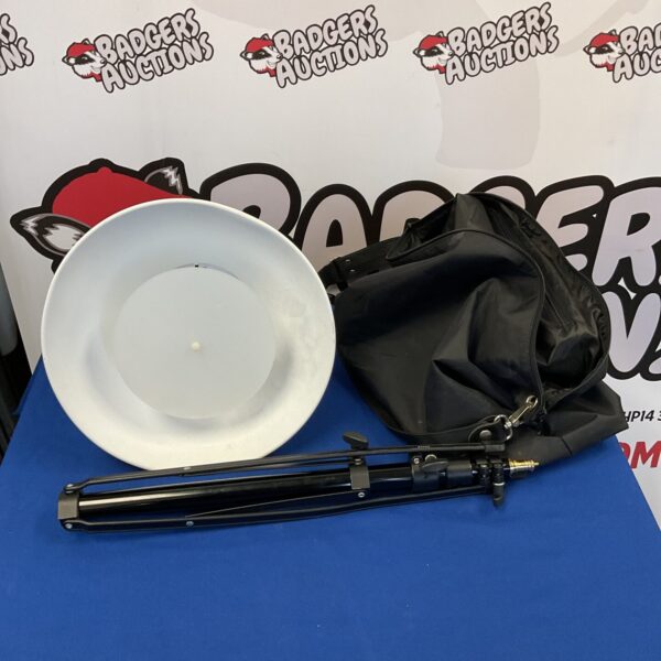 Used Bowens Trilight studio light for photography.