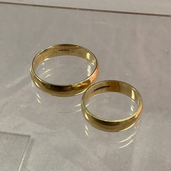 Pair of 9ct gold wedding bands, classic wedding jewellery.