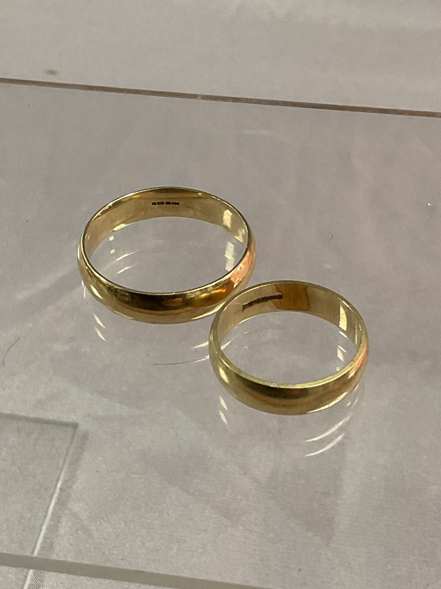 935 two 9ct gold wedding bands Sizes S and Z+4 9.9g
