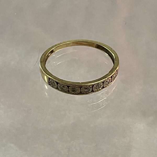 9ct gold ring with seven diamonds, size Q.