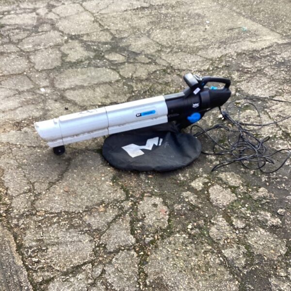 Mac Allister 2800 lawn vacuum for garden maintenance.