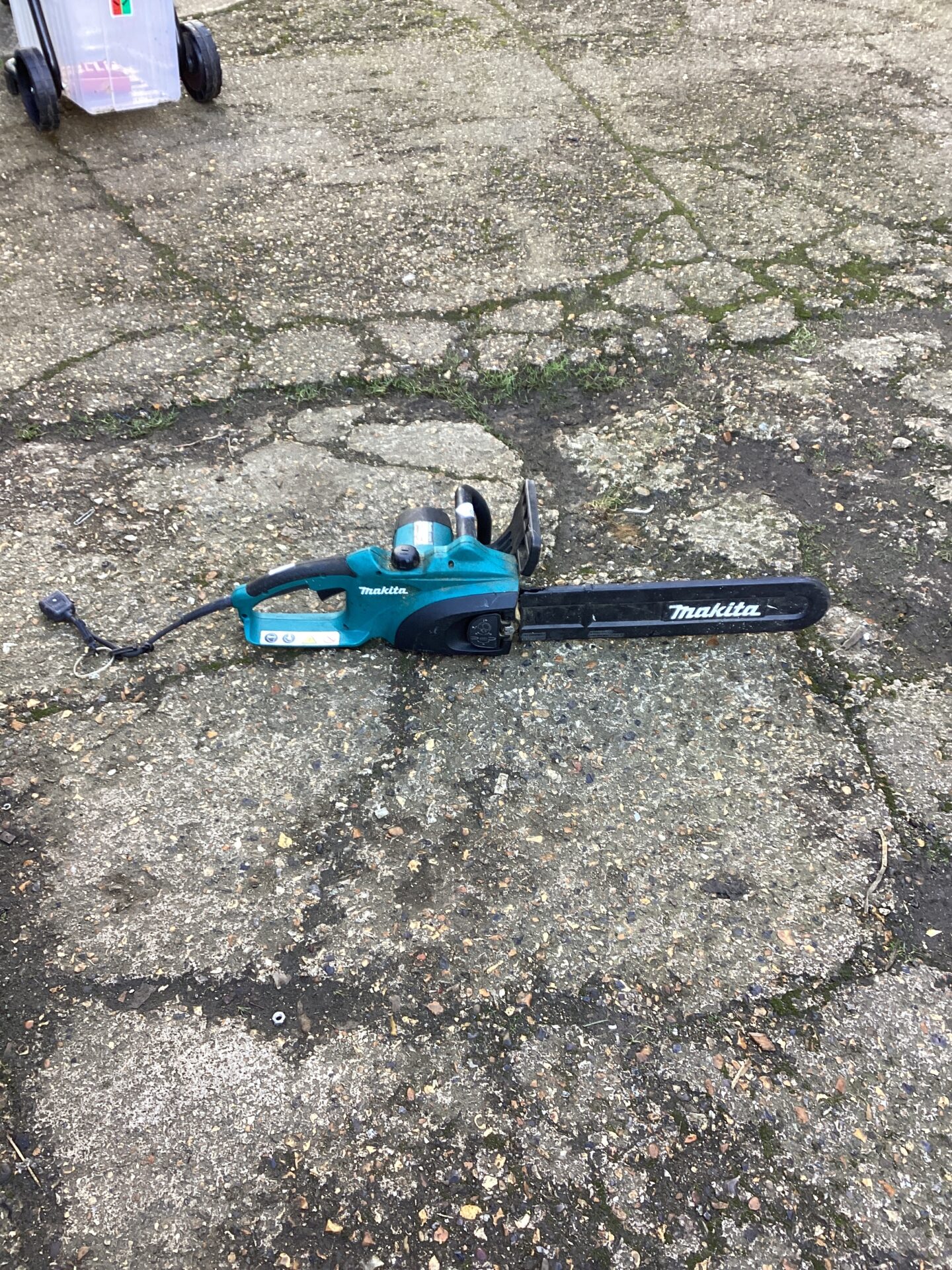 1221 Makita Electric Chainsaw