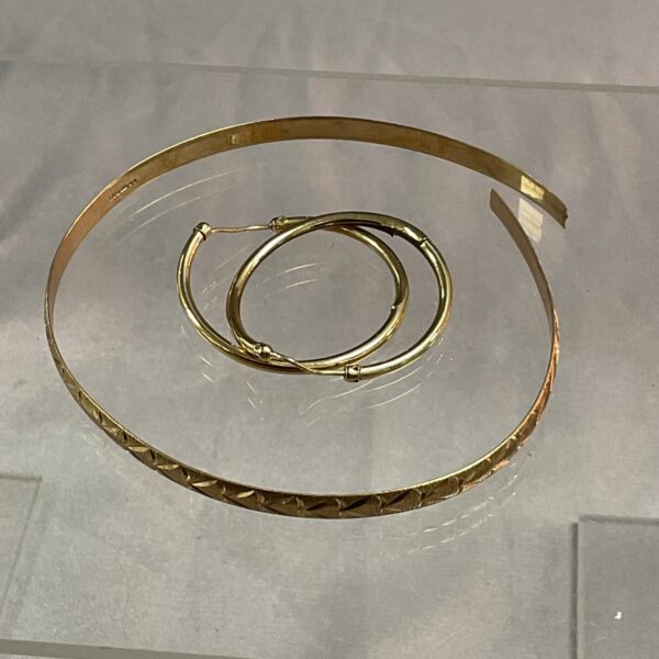 9ct gold scrap jewellery lot including earrings and bracelet.