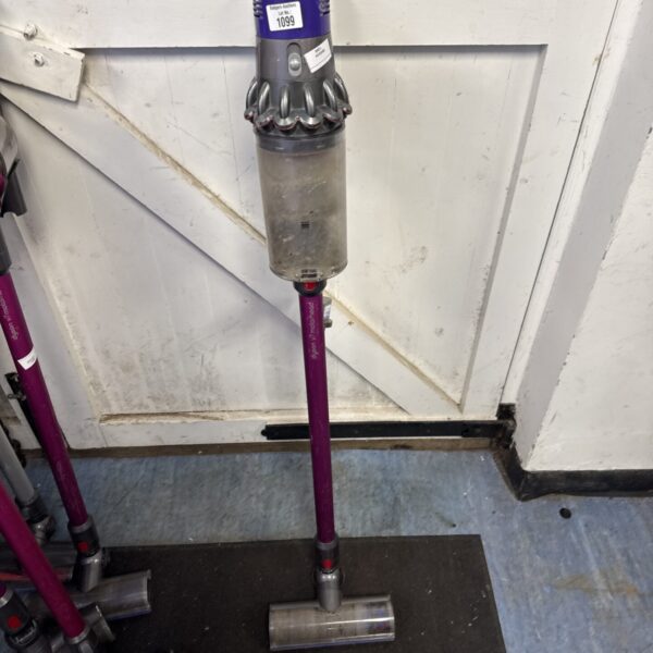Dyson V7 Motörhead cordless vacuum cleaner in used condition.