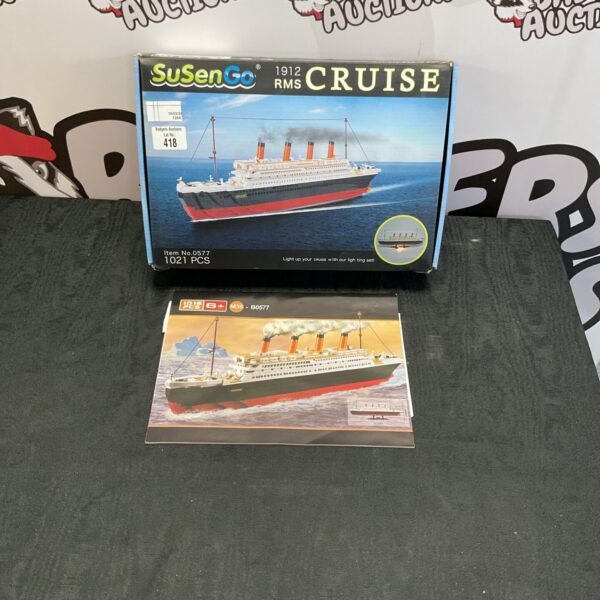 SusenGo 1912 RMS Titanic model kit in original packaging.