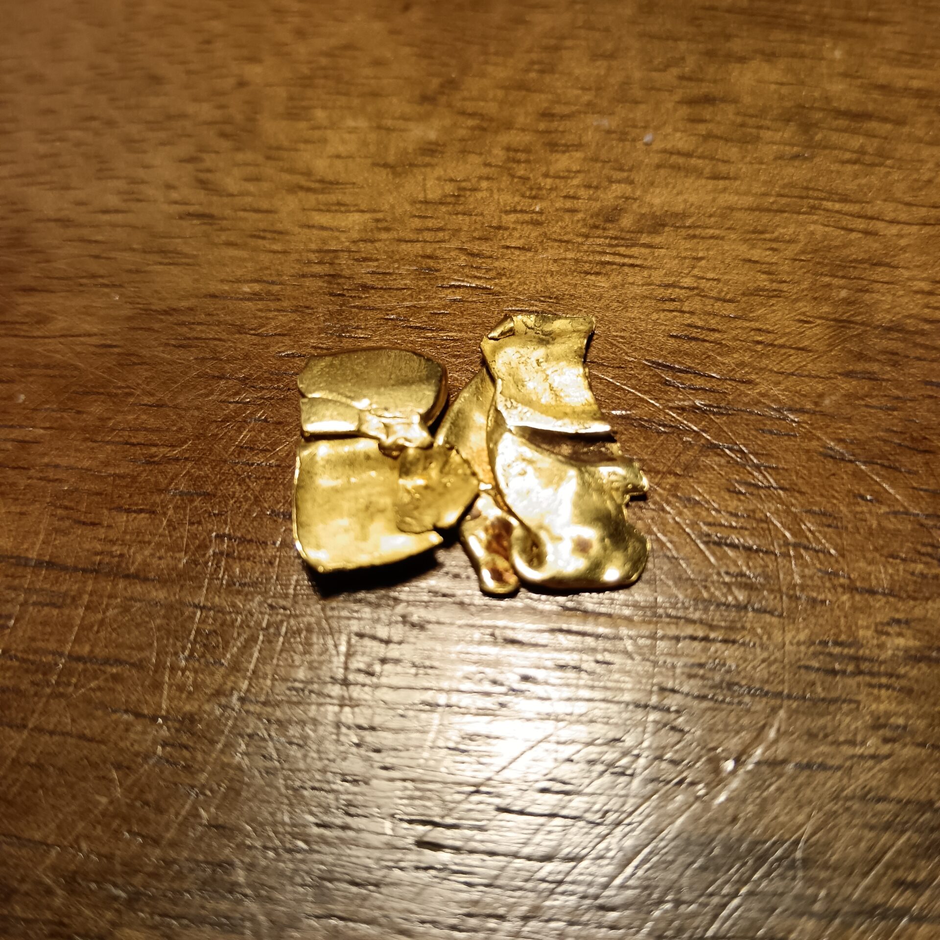 932 4.9g of scrap 18ct gold (squashed ring)