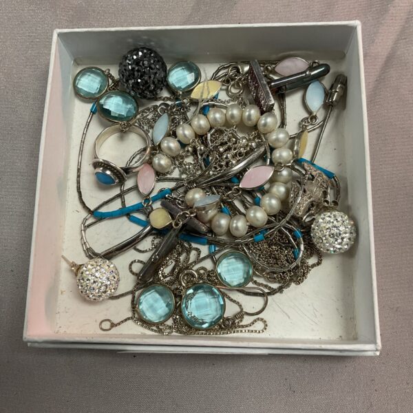 Tray of vintage silver jewellery and costume pieces.
