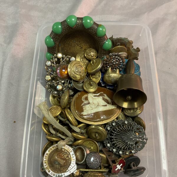 Assorted vintage military buttons, badges, and costume jewellery lot.