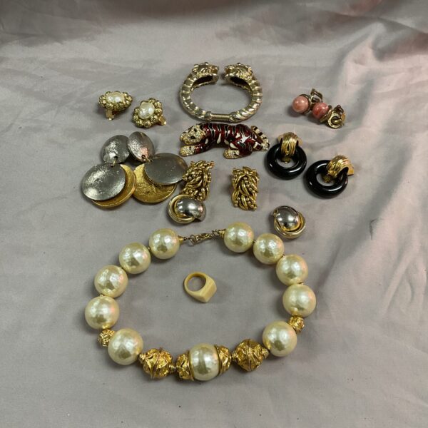 Vintage costume jewellery lot with chunky bead necklace and brooches.