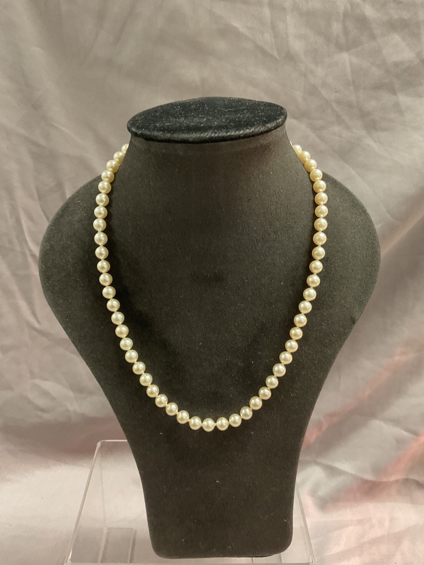 869 james walker cultured 18” pearl necklace with 925 Silver gilt clasp