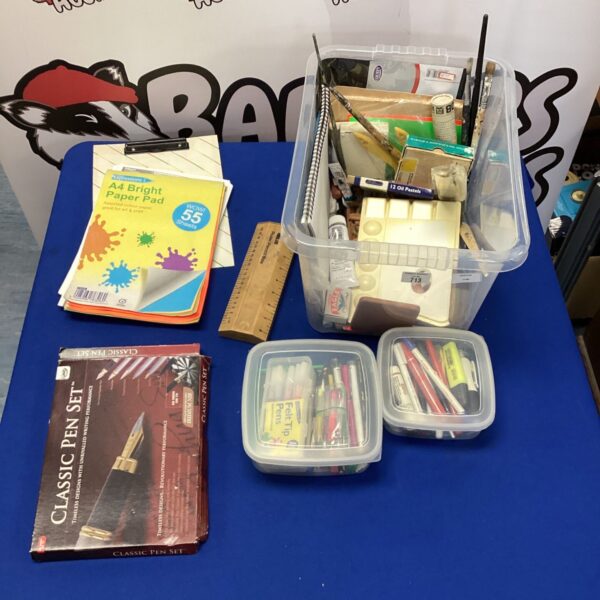 Mixed lot of art supplies including a classic pen set and felt tip pens.