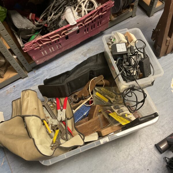 Mixed lot of vintage woodworking tools and planes.