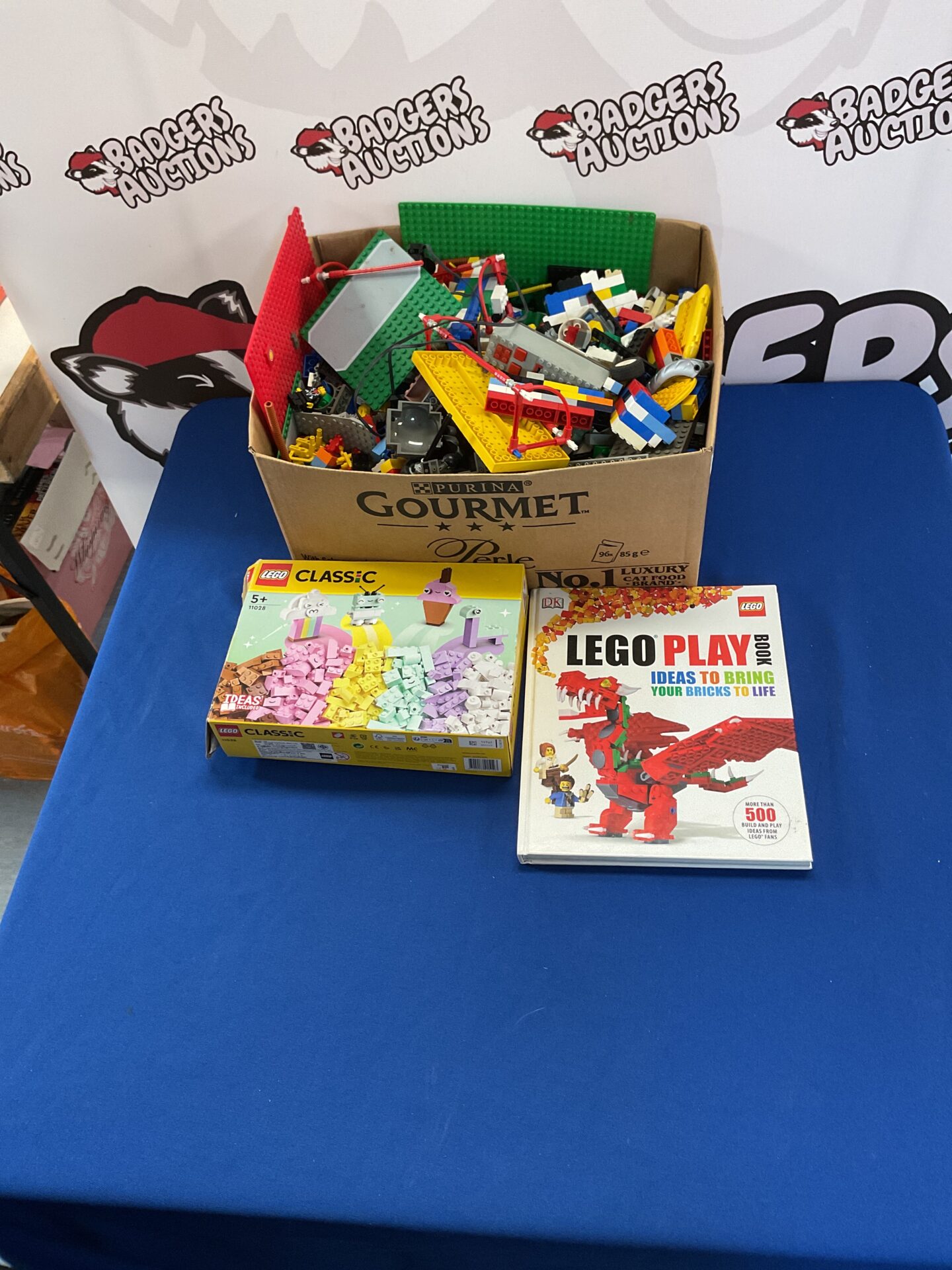344 Box of mixed Lego inc minifigures and Lego classic