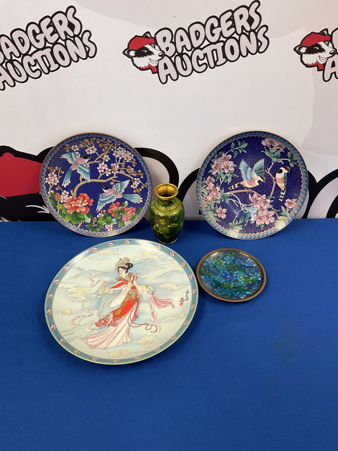 030 Three chinese cloisonné plates & vase with ceramic geisha plate