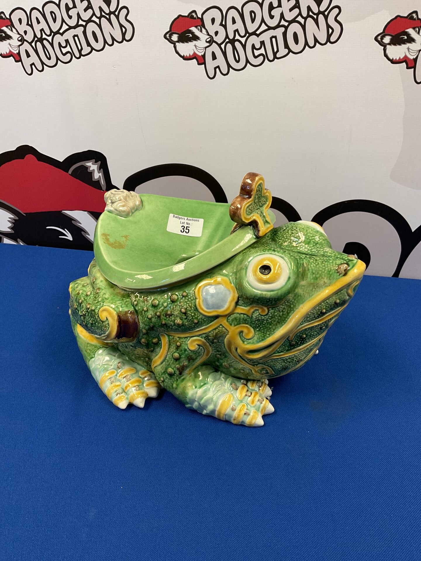 035 Vintage bordallo pinheiro frog spittoon