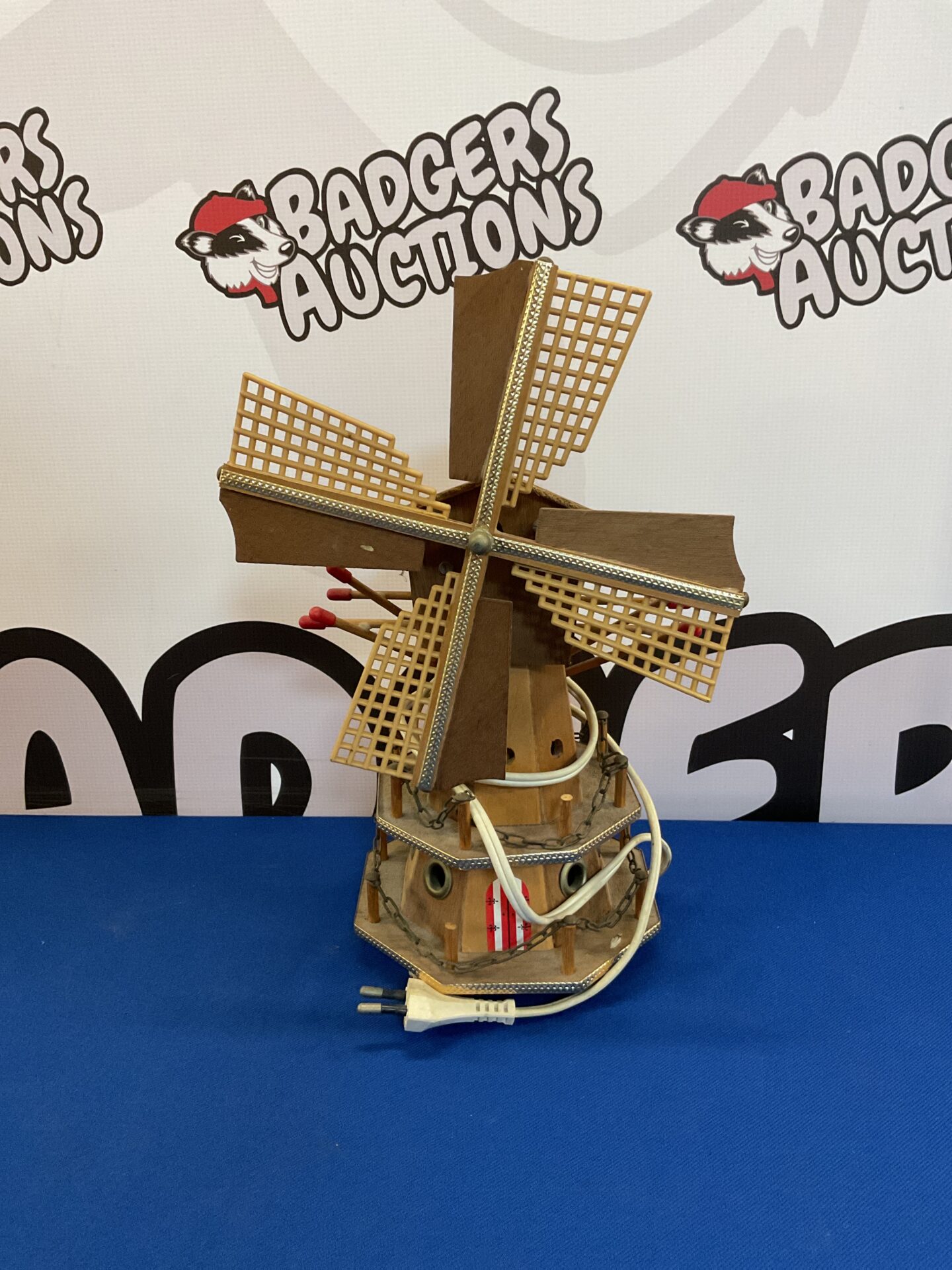 057 Vintage wooden windmill table lamp