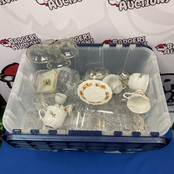 Mixed lot of vintage glassware and porcelain collectibles.