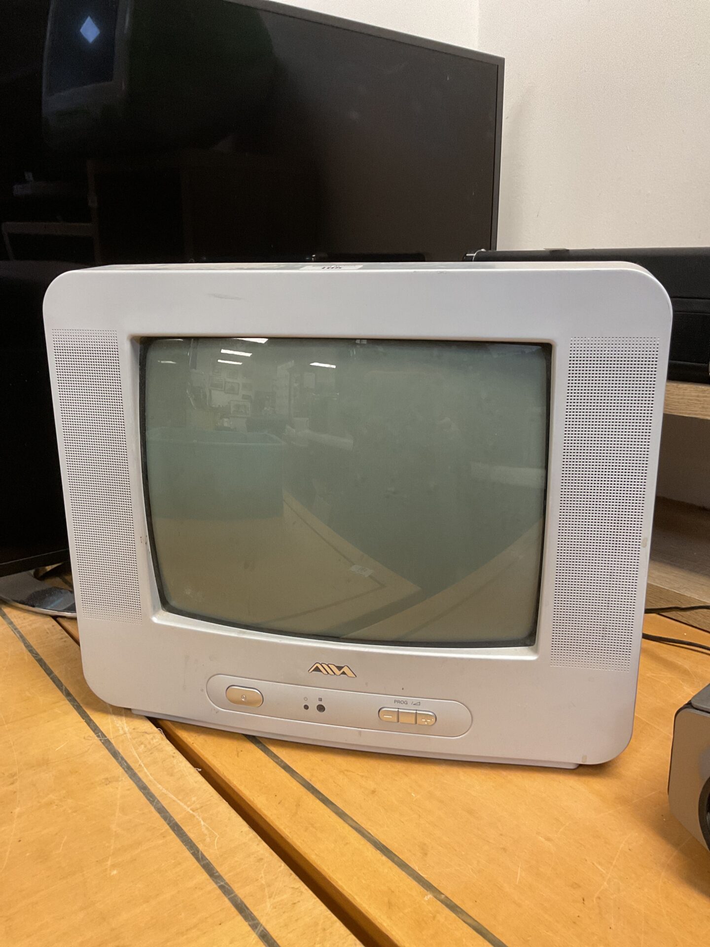 105 Aiwa 14” crt colour tv