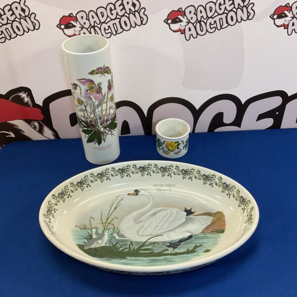 Large Portmeirion mute swan dish from the Botanical Gardens collection.