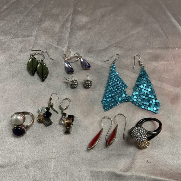 Assorted costume jewellery lot including earrings and rings.