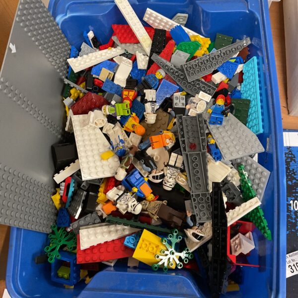 Mixed Lego lot with Star Wars minifigures and building blocks.