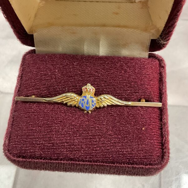 Vintage 9ct gold WWII RAF sweetheart brooch with detailed wings.