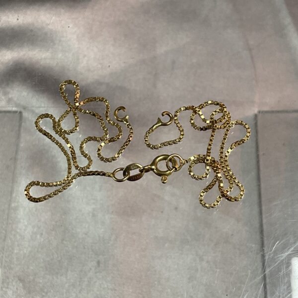 18ct gold scrap chain with 750 hallmark, ideal for repair.