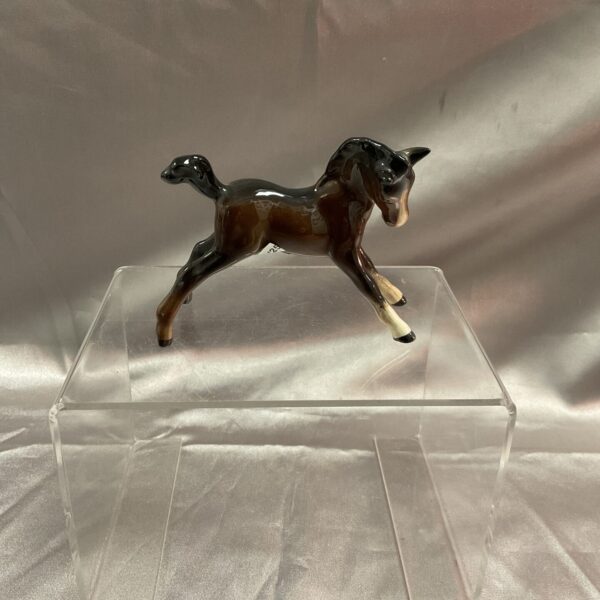 Vintage Beswick horse foal figurine, model No815, detailed pottery.