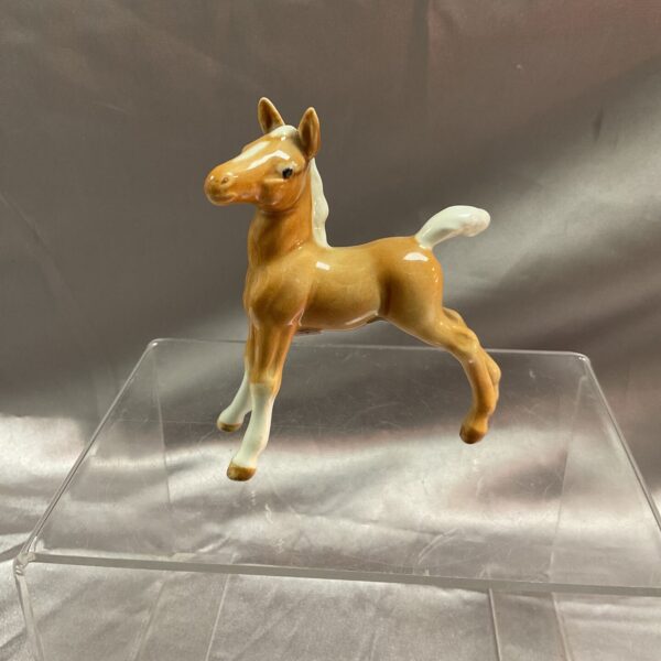 Vintage Beswick palomino foal figurine, detailed porcelain animal.