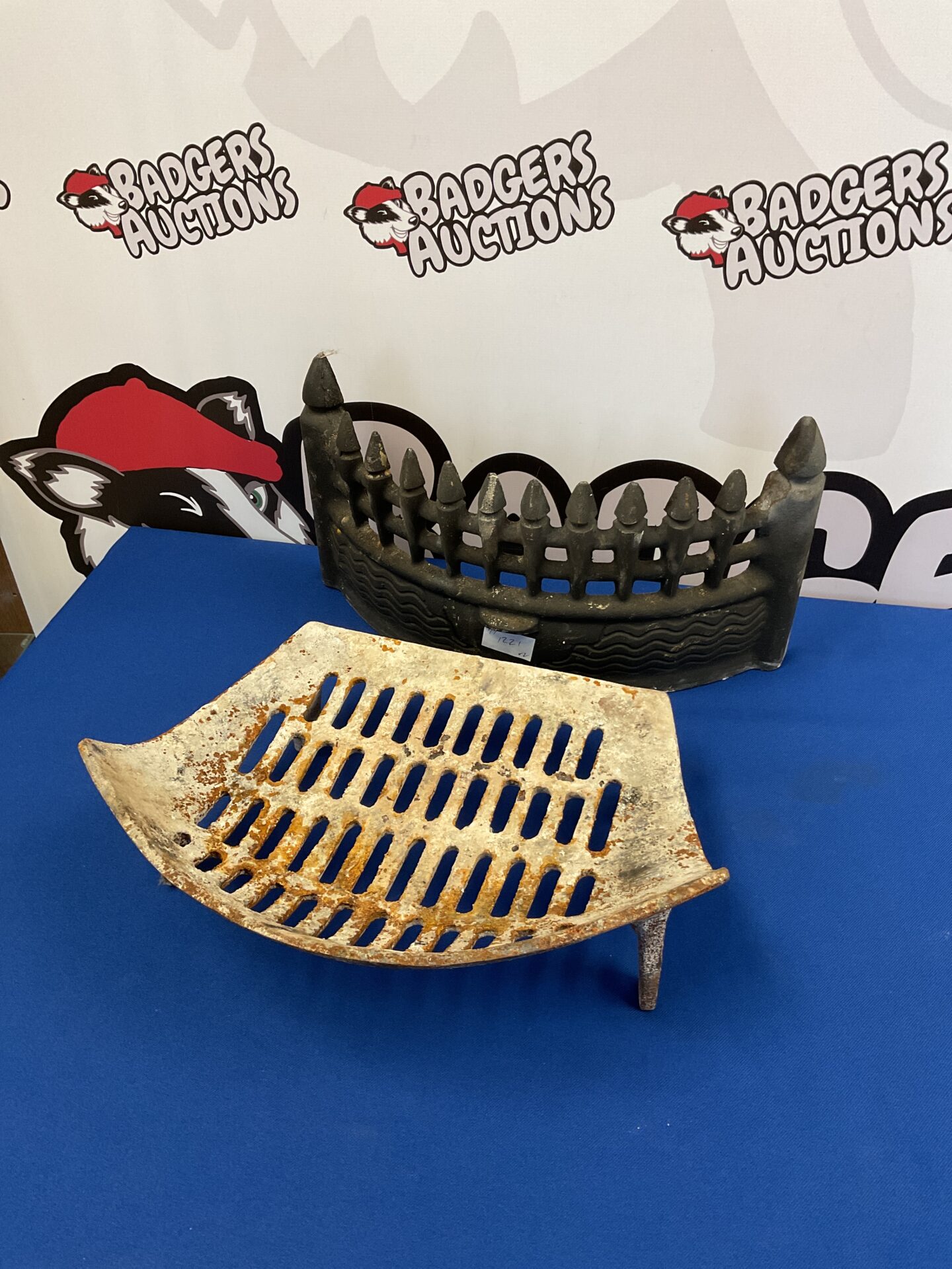088 Cast iron fireplace grate & fender