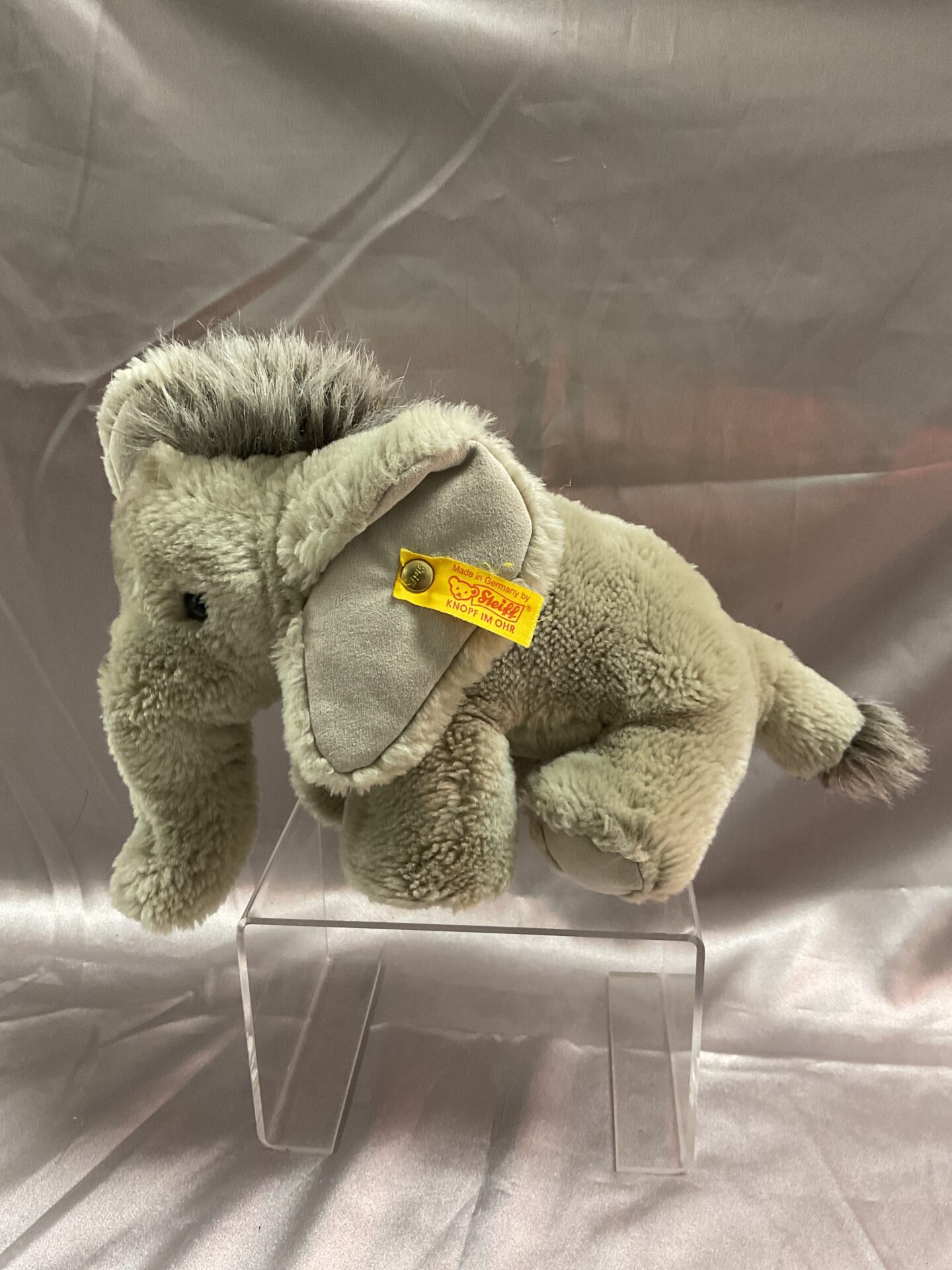 672 Small Steiff elephant 10” trunk to tail