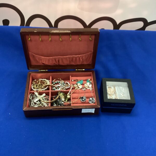 Vintage jewellery box with costume jewellery and Sekonda watch inside.