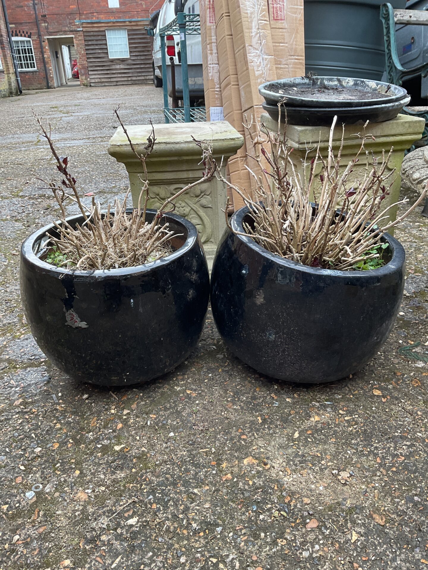 1007 Two black plant pots
