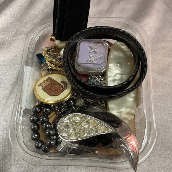 Tray of assorted vintage and costume jewellery pieces.
