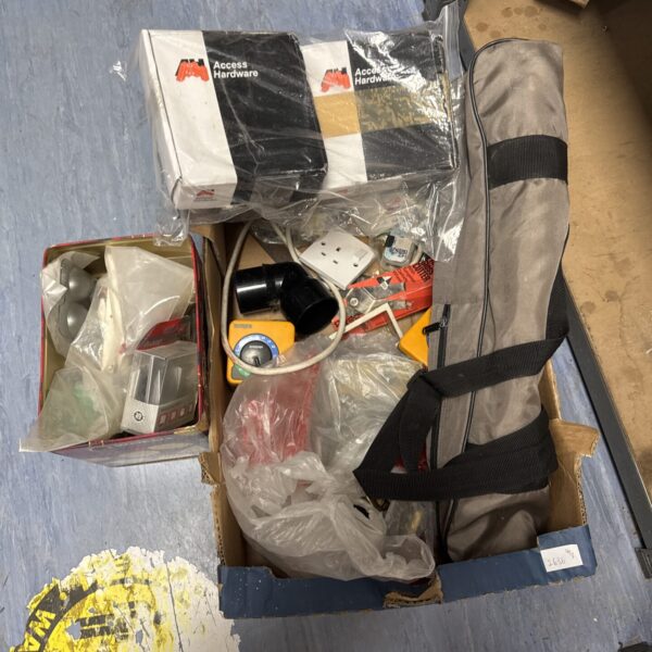 Mixed lot of garden and shed clearance items with HoseLock timer.
