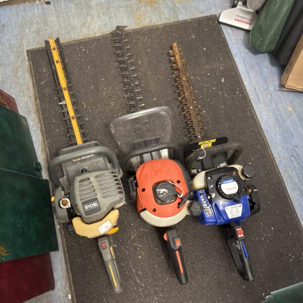 Untested petrol chainsaw lot including Hyundai, Ryobi and unbranded saws.