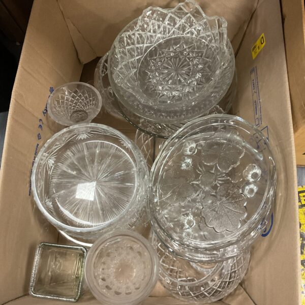 Mixed lot of crystal bowls and vases for display.