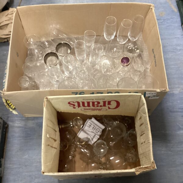 Mixed glassware lot including champagne flutes and sherry glasses.