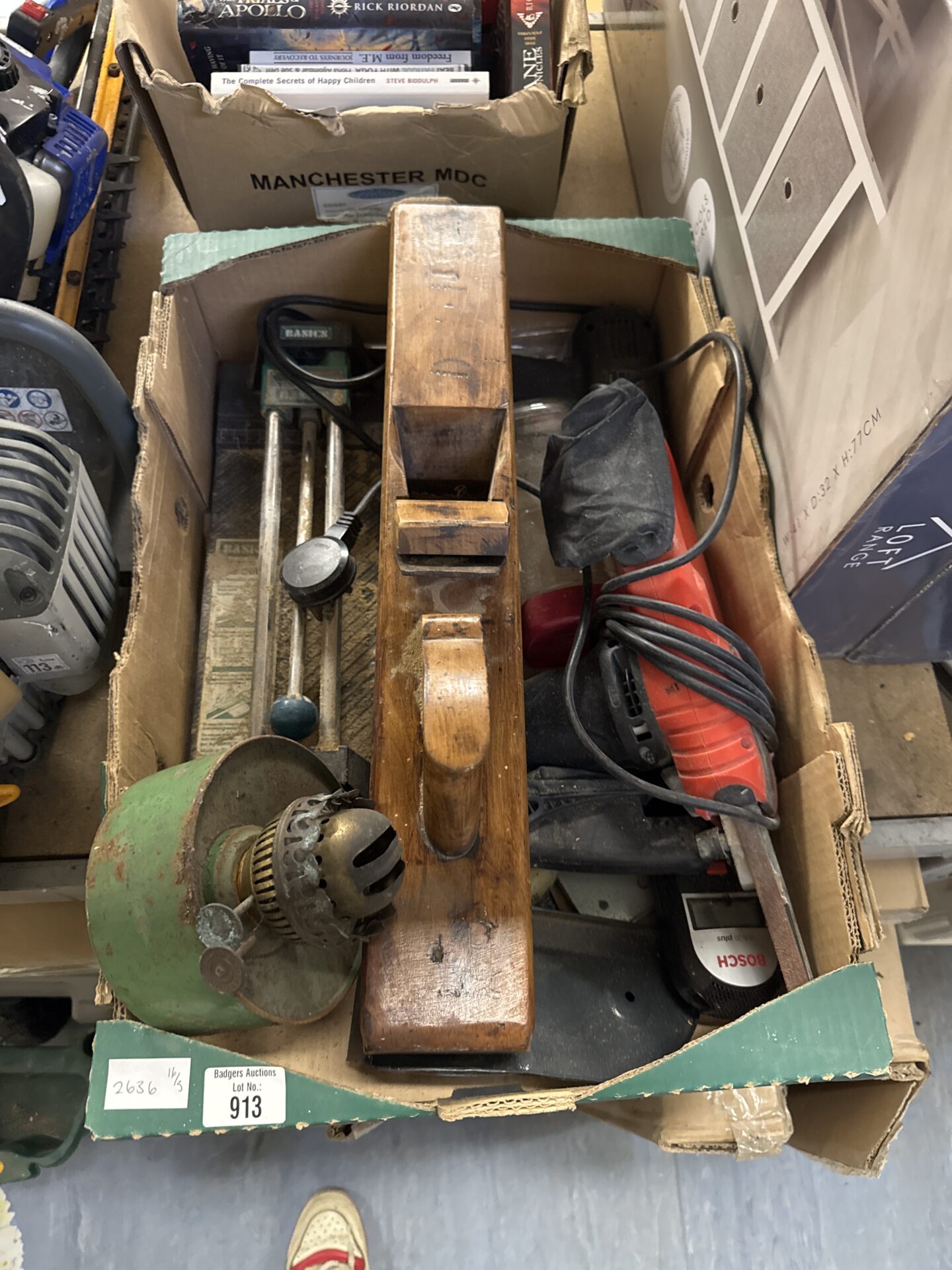 913 Tray of garage clearance items inc large block plane