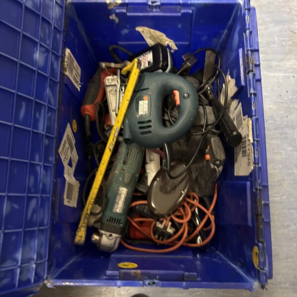 Mixed shed clearance lot with Black & Decker hedge trimmer.