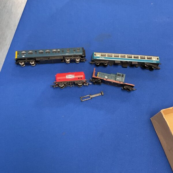 Vintage Hornby and Lima train carriages in a lot.