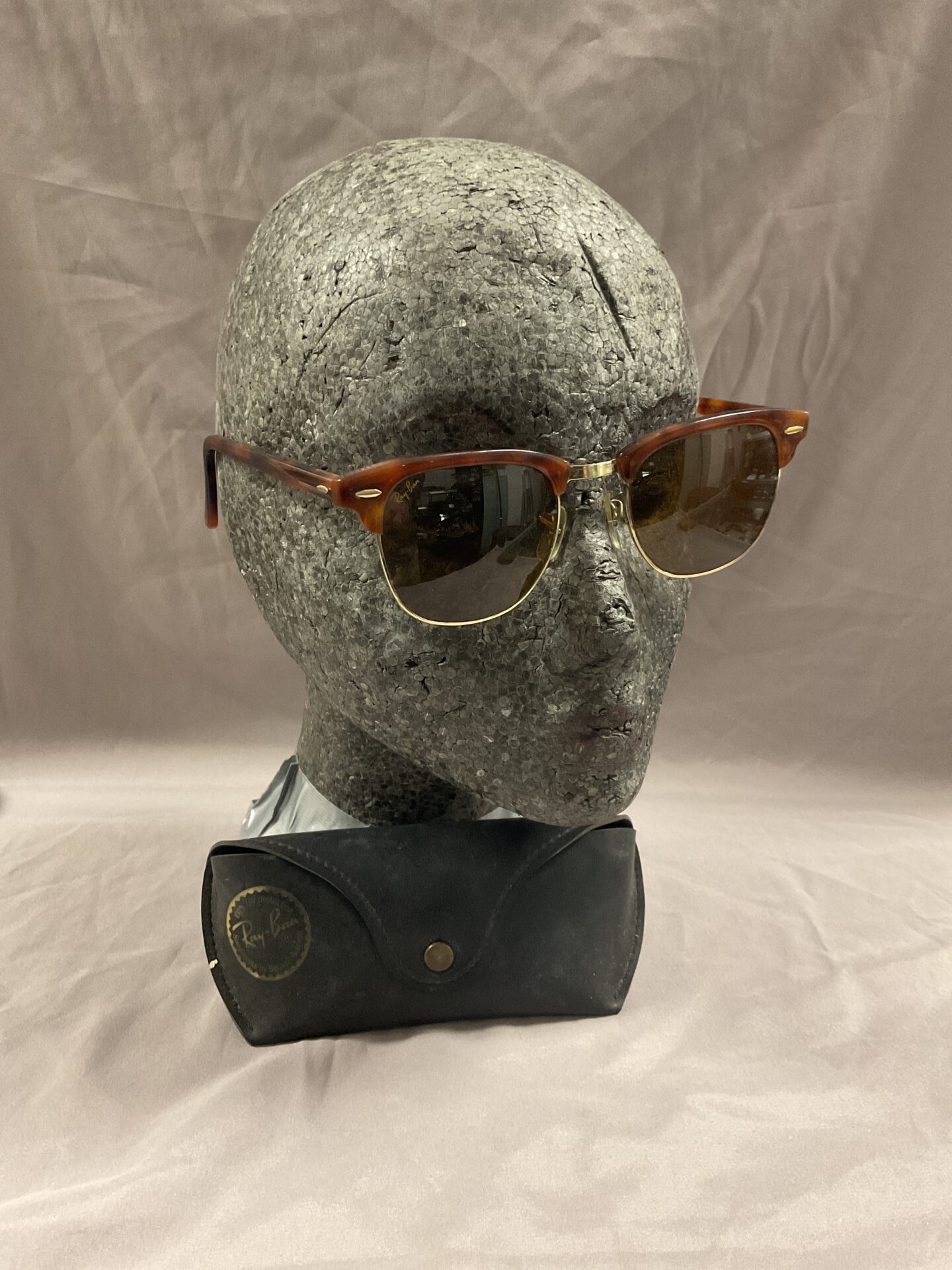 900 Pair of vintage Bausch and Lomb Ray Ban sunglasses in case
